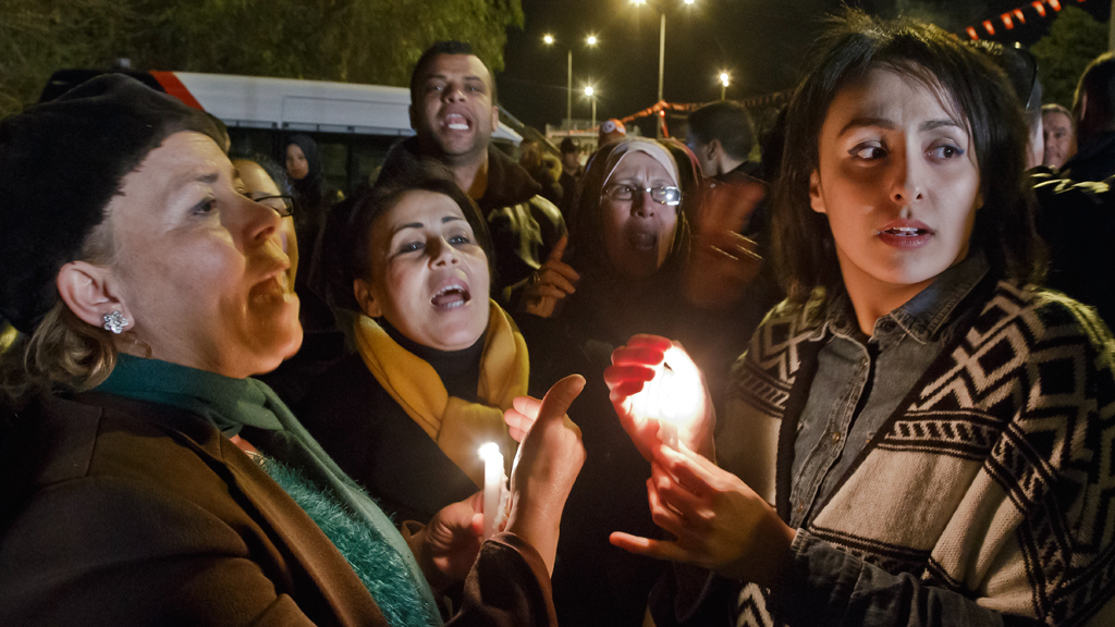  Anteilnahme tunesischer Bürger für die Opfer des Terroranschlags auf das Bardo-Museum in Tunis; Foto: picture-alliance/AP Photo/Michel Euler