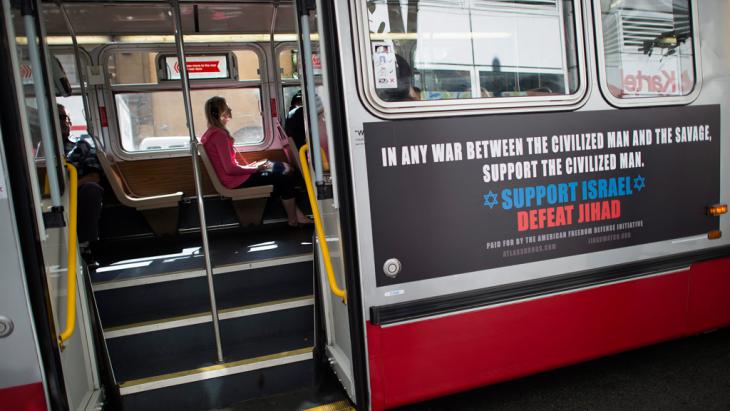 Eine der kontroversen „Pro-Israel/Anti-Islam“ – Werbeparolen an öffentlichen Verkehrsmitteln in Amerikas Großstädten; Foto: EPA/ John G. Mabanglo