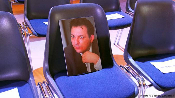Photo of the Syrian journalist Mazen Darwish on an empty seat (photo: picture-alliance/Eventpress)