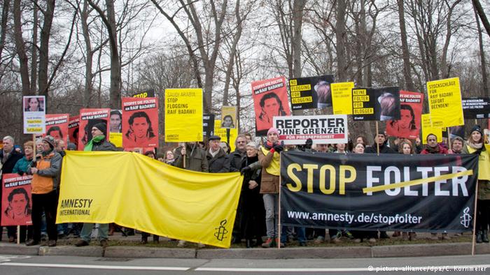 Amnesty International protest for the release of Raif Badawi outside the Saudi embassy in Berlin (photo: picture-alliance/dpa/C. Kornmeier)