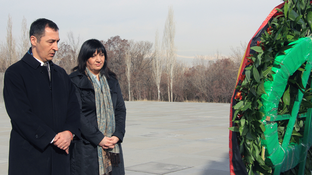  Der türkischstämmige Grünen-Vorsitzende Cem Özdemir und die ebenfalls türkischstämmige Grünen-Abgeordnete Ekin Deligöz stehen am 12.03.2015 in der Völkermord-Gedenkstätte Tsitsernakaberd in Eriwan (Armenien); Foto: Thomas Körbel/dpa