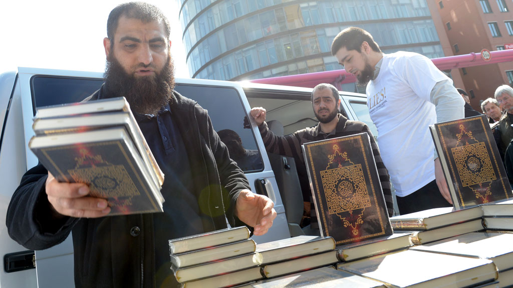 Salafisten verteilen Koranausgaben in Berlin; Quelle: picture-alliance/dpa/Britta Pedersen 