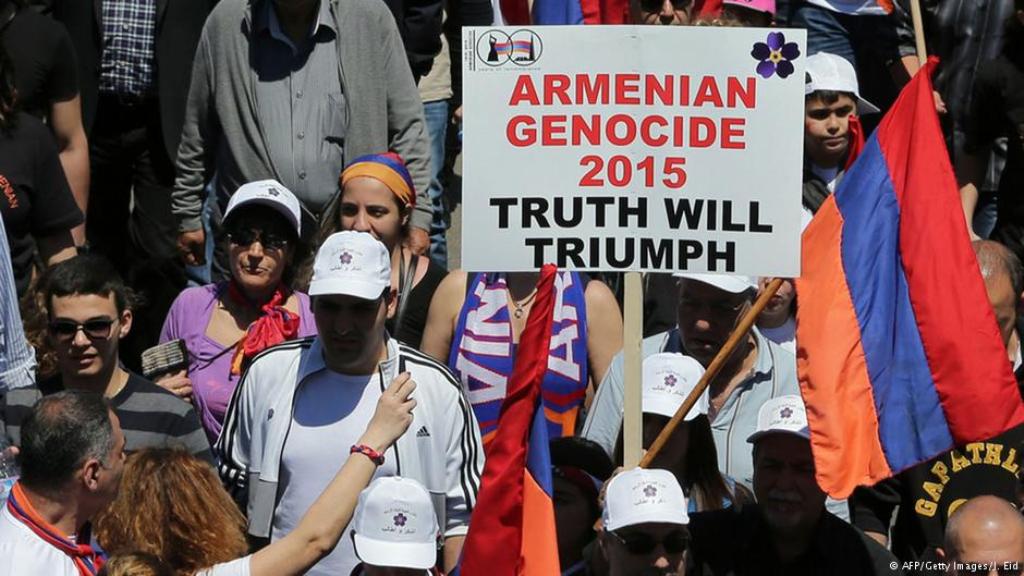إحياء للذكرى المئوية لمجازر الأرمن، خرج آلاف اللبنانيين الأرمن في مسيرة إلى الشوراع شمال بيروت. بالمقابل حمل سكان طرابلس أعلام تركيا تضامنا مع أنقرة.