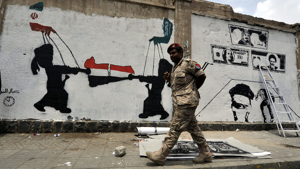 Graffiti in Sanaa zeigt den Einfluss Irans und Saudi-Arabiens auf den Jemen; Foto: picture-alliance/epa/Y. Arhab