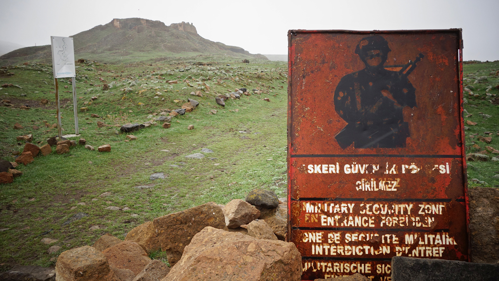 A military sign beneath the citadel of Ani warns that entrance to the area is forbidden (photo: DW/F. Warwick)