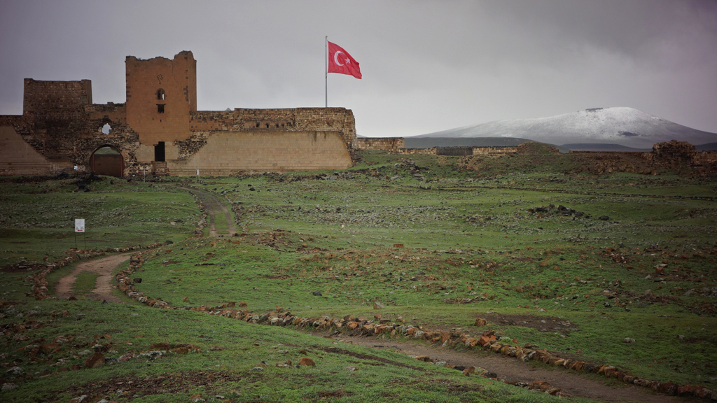 Turkish flag flies over the ruined city of Ani (photo: DW/F. Warwick)