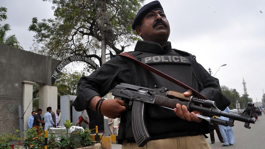 A Pakistani policeman stands guard outside a Church during the Good Friday ceremonies in Karachi, 3 April 2015 (photo: picture-alliance/dpa/S. Akber)