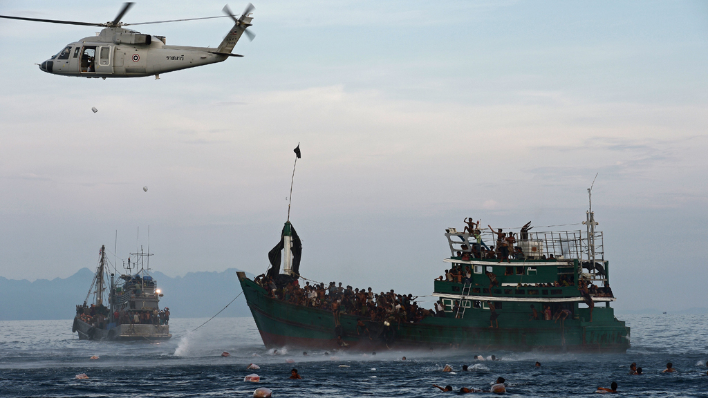 Ein thailändischer Armeehelikopter wirft Nahrungsmittel für die im Meer festsitzenden Flüchtlinge, die muslimische Minderheit der Rohingya, ab. Foto: Getty Images/ AFP/ C. Archambault