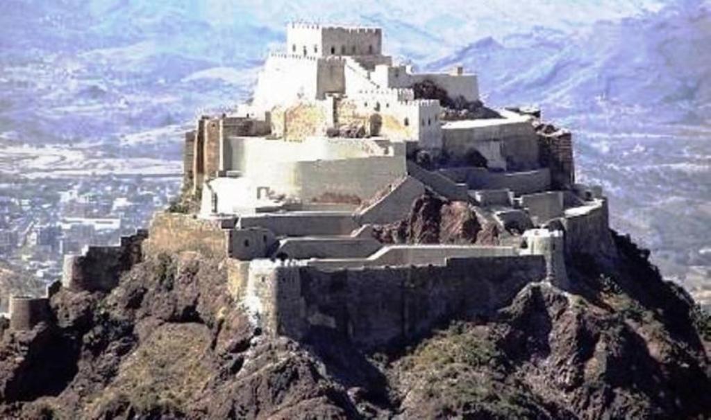 قلعة القاهرة المطلة على مدينة تعز في اليمن al-qahira_Castle_Cairo_Castle_Taiz_Yemen_Wikipedia