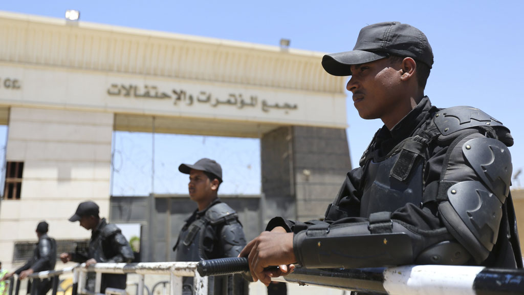 Policemen stand guard outside a court in the outskirts of Cairo during the trial of ousted Egyptian President Mohammed Morsi and Muslim Brotherhood leaders, 16 May 2015 (photo: Reuters/M. Abd El Ghany)