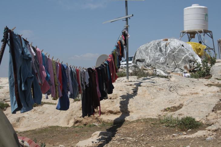Wäsche hängt zum Trocknen im Dorf Susiya; Foto: Y. Gostoli