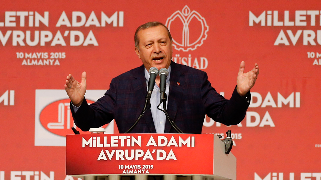 President Recep Tayyip Erdogan addresses a crowd of about 13,000 people at an event in Karlsruhe, Germany, 10 May 2015 (photo: picture-alliance/dpa/R. Wittek)
