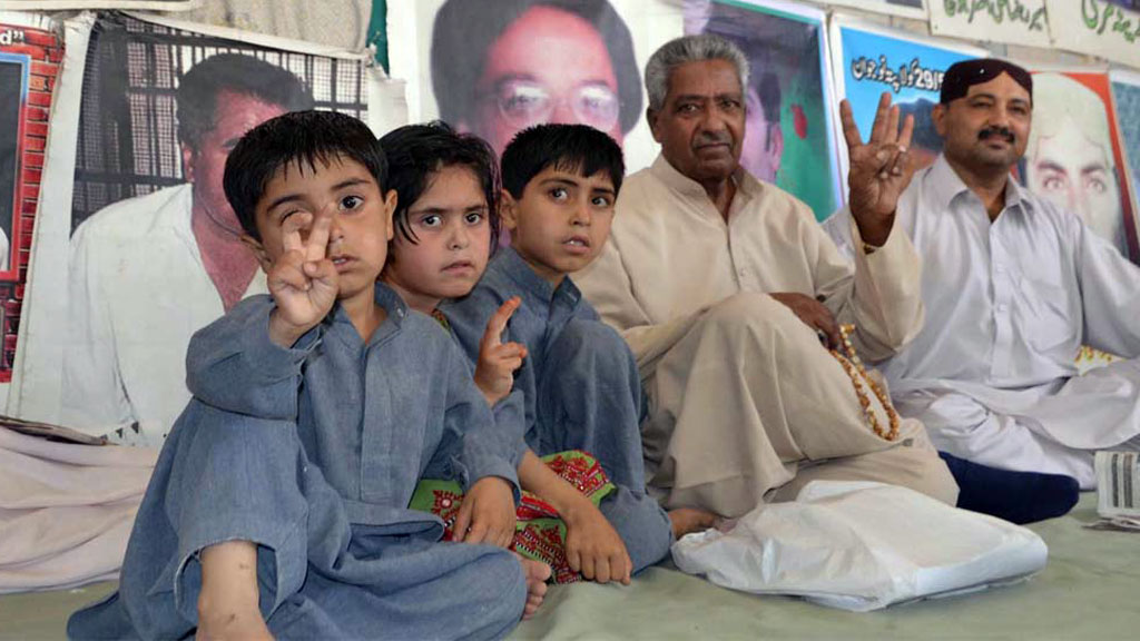 Proteste einer Familie aus der Provinz Belutschistan gegen die Zentralregierung in Islamabad; Foto: DW/ A. Ghani Kakar 