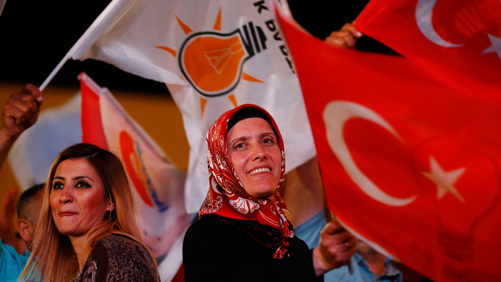 Wähler vor der AK Hauptverwaltung in Ankara wehen die Nationalflagge. Foto: Reuters/U. Bekta