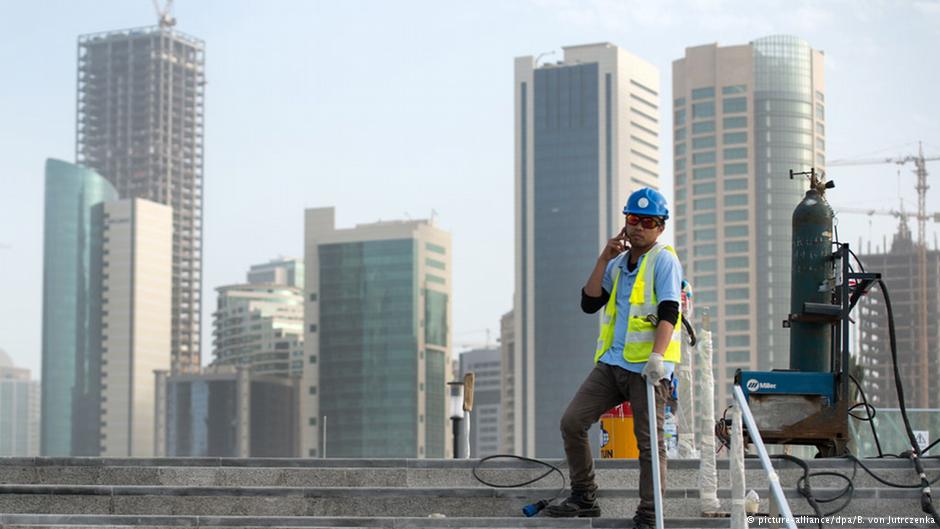 Gastarbeiter auf einer Baustelle in Doha, Qatar. Foto: picture-alliance/dpa/B. von Jutrczenka
