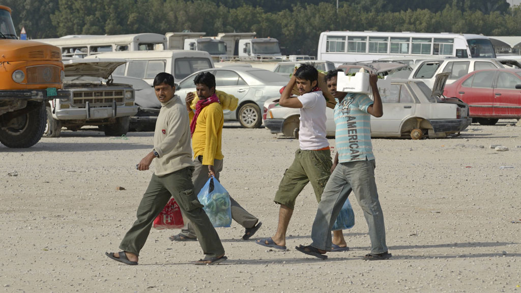 Gastarbeiter kommen vom Einkaufen. Foto: imago/ imagebroker
