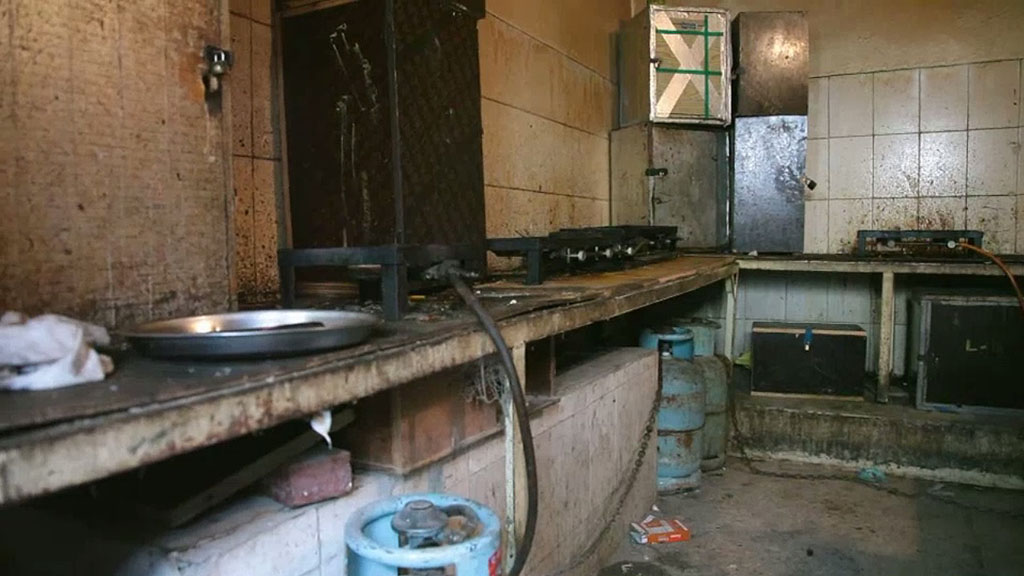 Küche in einer Gastarbeiter-Baracke in Doha. Foto: ARD/ Die Story