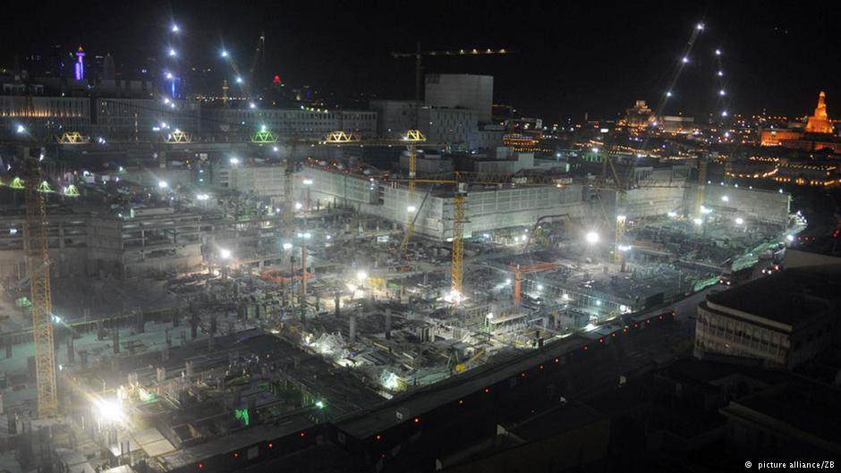 Beleuchtete Großbaustelle in Doha. Foto: picture-alliance/ ZB