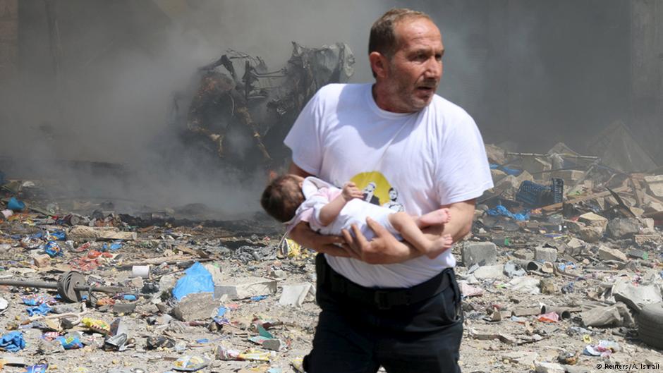Syrischer Zivilist rettet ein Baby nach einem Fassbombenabwurf in Aleppo; Foto: Reuters/A. Ismail