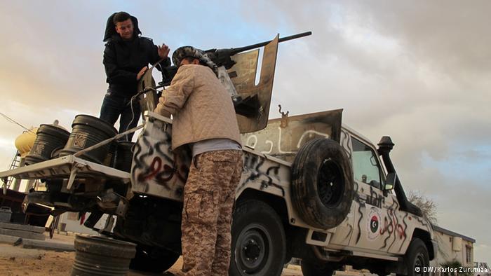Libysche Kämpfer bei Derna; Foto: DW