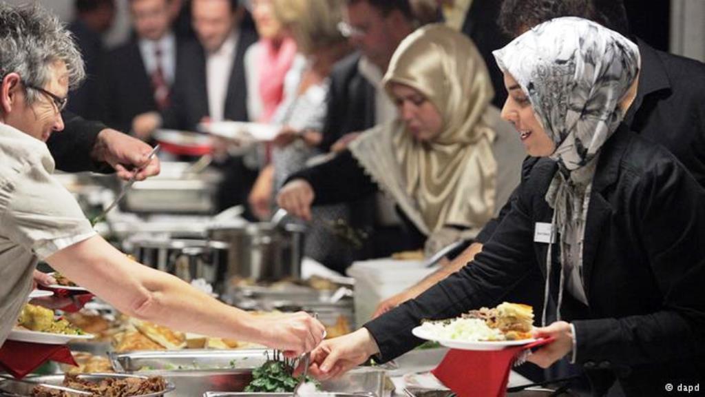 إفطار جماعي مشارك فيه مسلمون وغير مسلمين في ألمانيا 