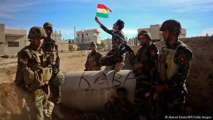 يناير 2015: بعد أشهر من القتال تمكن المقاتلون الأكراد من طرد مقاتلي "تنظيم الدولة الإسلامية" من مدينة عين العرب "كوباني" السورية على الحدود التركية.