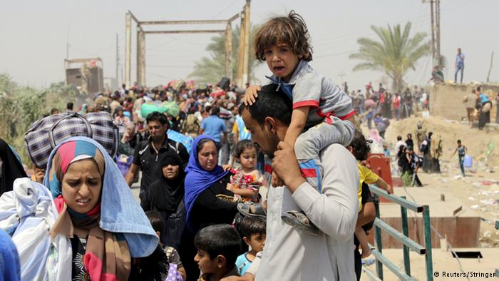 أبريل 2015: مقاتلو "تنظيم الدولة الإسلامية" يقتحمون مدينة الرمادي على بعد 100 كيلومتر من العاصمة بغداد. وهو ما دفع الآلاف من السكان للهرب في اتجاه العاصمة.