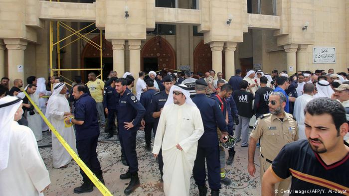 الكويت: قُتل وأُصيب نحو 40 مصليا في هجوم انتحاري تبناه تنظيم "الدولة الإسلامية" الجمعة ( 26 حزيران/ يونيو 2015) واستهدف مسجد الإمام الصادق في منطقة الصوابر وهو خاص بالشيعة في العاصمة الكويتية أثناء أداء صلاة الجمعة.