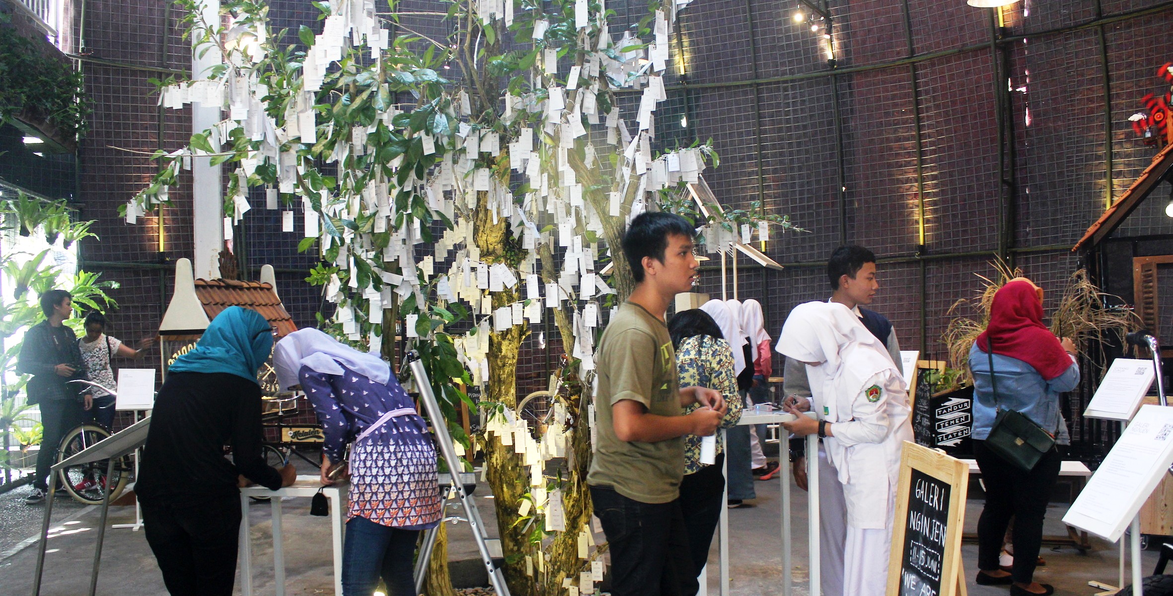 Besucher am "Wish Tree" auf der indonesischen Kunstausstellung "Artjog"; Foto: Christina Schott