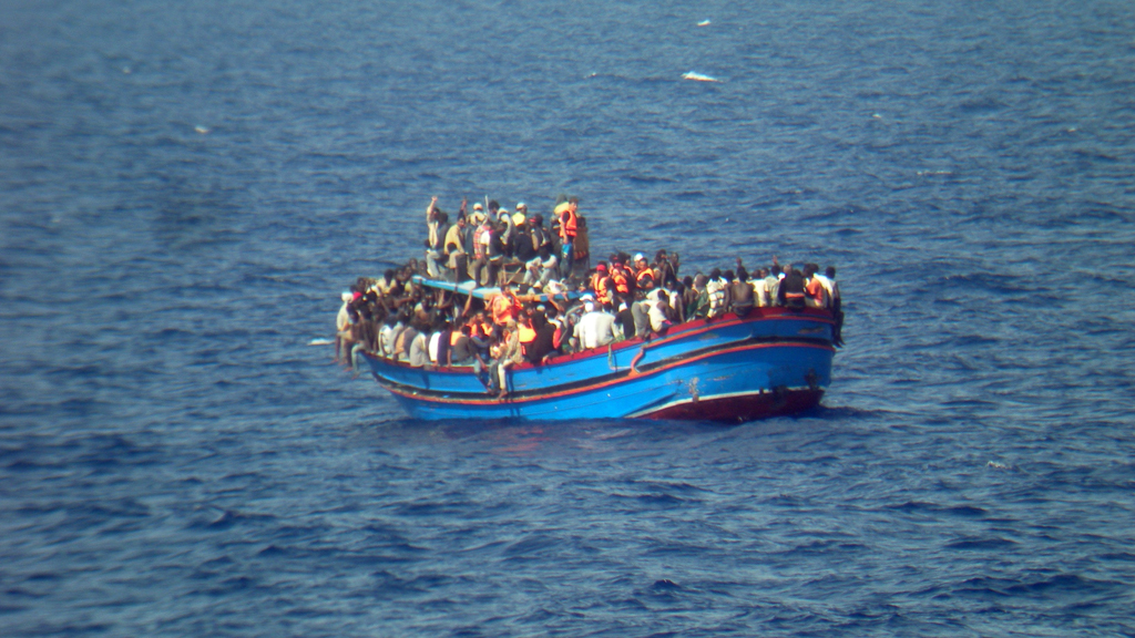 Bootsflüchtlinge aus Nordafrika vor der sizilianischen Küste; Foto: picture alliance/dpa/Italian Navy