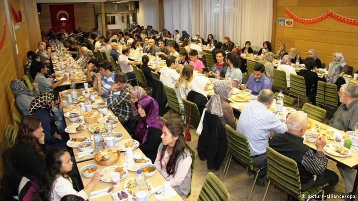 في ألمانيا يحتفل المسلمون في رمضان من خلال موائد إفطار جماعية تقام عادة في المساجد. ويقدر عددهم بنحو أربعة ملايين معظمهم من أصول تركية.