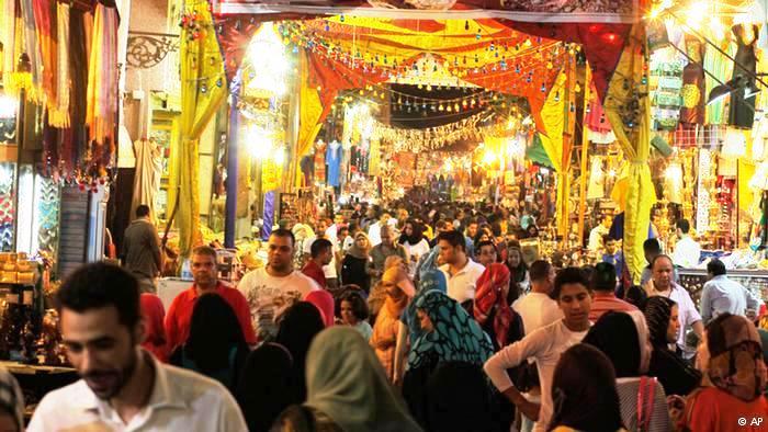 في رمضان تكتظ الأسواق المصرية الشعبية بالرواد، وخاصة في الأحياء القديمة مثل حي الحسين الشهير في القاهرة.