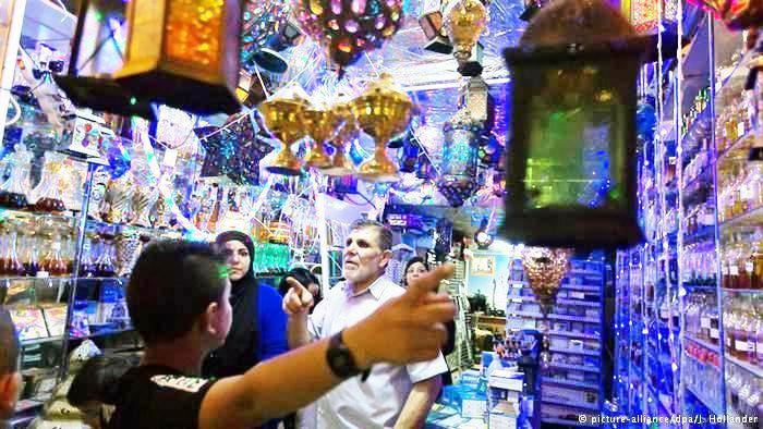 أسواق مدينة القدس القديمة مليئة بالفوانيس الرمضانية التي يحرص المسلمون على اقتنائها في شهر رمضان.