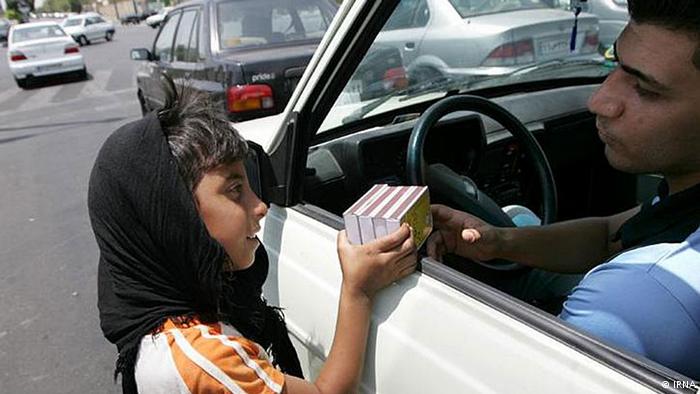 Kind verkauft Waren an einer Straße in Teheran; Foto: Irna