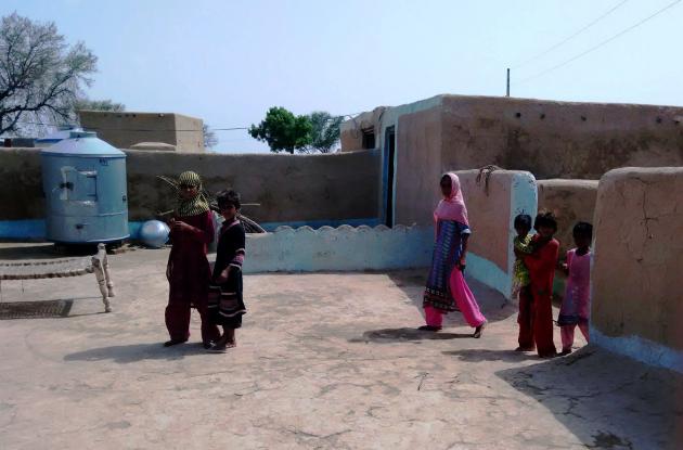 Women and children in a back courtyard in a community in the Cholistan Desert (photo: Usman Mahar)