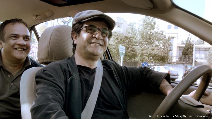Jafar Panahi im Taxi. Foto: picture alliance/dpa/Weltkino Filmverleih