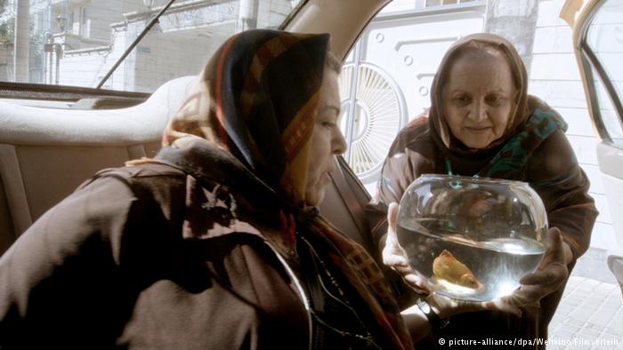 Zwei Frauen mit Goldfisch im Taxi. Foto: picture-alliance/dpa/Weltkino Filmverleih