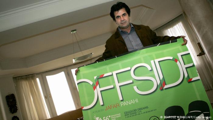 Panahi mit grünem Filmplakat zu "Offside". Foto: BEHROUZ MEHRI/AFP/Getty Images