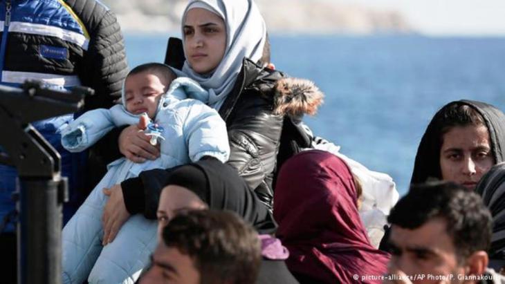  من سوريا ولبنان، ومن إفريقيا يتوجه اللاجئون نحو البحر المتوسط بحثا عن قارب يعبر بهم نحو الضفة الأخرى. أوروبا حلم المهاجرين كبارا وصغارا ونساء وأطفالا.