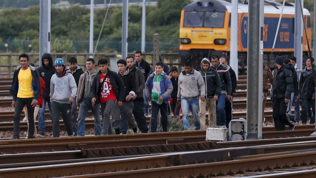 Migranten in Frethun auf dem Weg zum Eurotunnel. Foto: Reuters/ P. Rossignol