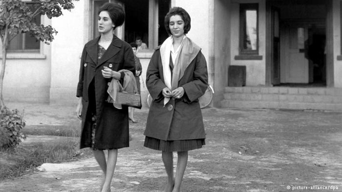 Zwei junge afghanische Frauen verlassen das Studiogebäude von Radio Kabul, Oktober 1962; Foto: picture-alliance/dpa