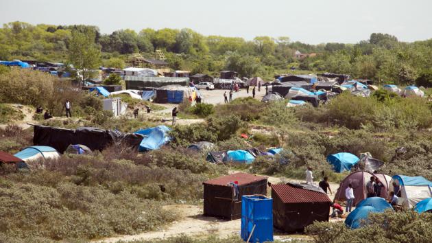 Refugee tents in Calais (photo: DW/L. Scholtyssek)