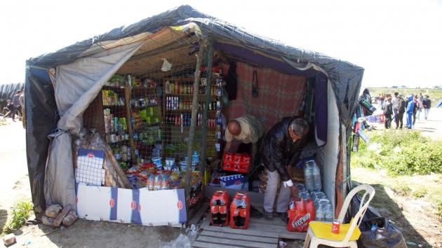 A shop for refugees in Calais (photo: DW/L. Scholtyssek)
