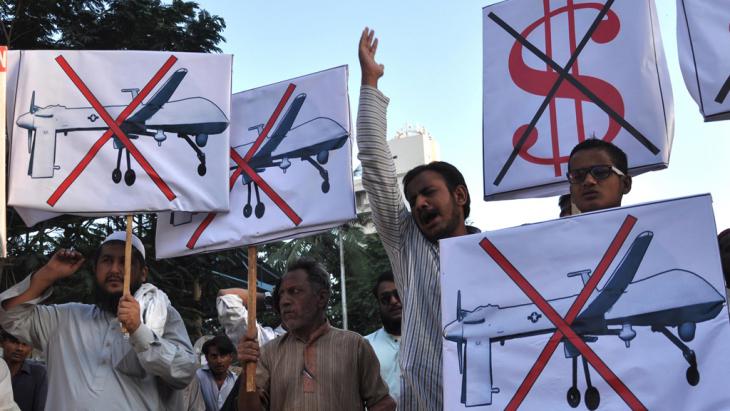 Protests in Pakistan against the deployment of drones (photo: picture-alliance/dpa)