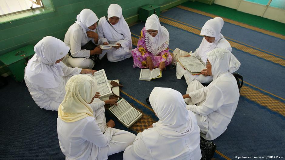 Indonesierinnen lesen den Koran; Foto: picture-alliance/ZUMA Press