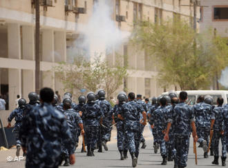 Polizei-Einsatz bei Gastarbeiterprotesten in Kuwait im Jahr 2008; Foto: AP/ Gustavo Ferrari