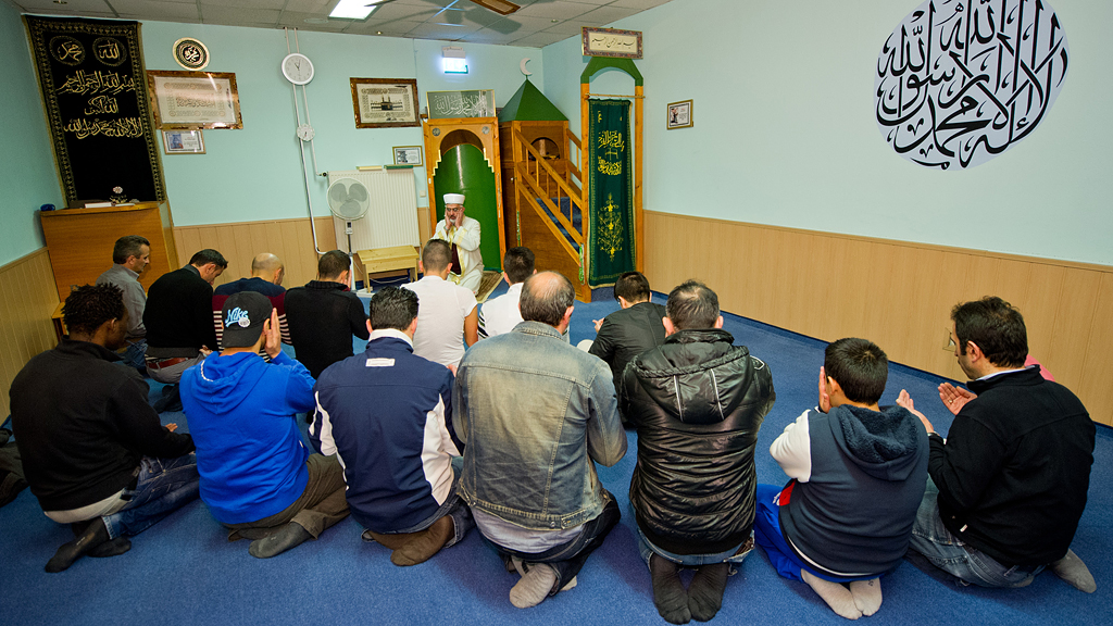 Türkische Muslime beim Gebet in einer DITIB-Moschee in Unterschleißheim; Foto: picture-alliance/dpa 