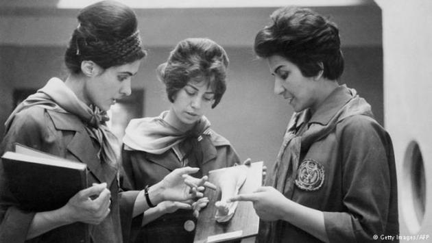 Two female medicine students and a medicine professor (photo: Getty Images/AFP)