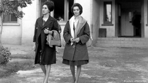 Two young women outside the studios of Radio Kabul (photo: picture-alliance/dpa)