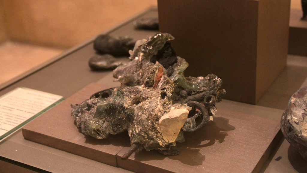 Ein im Feuer geschmolzenes Relikt, Ausstellungsstück des Nationalmuseums Beirut. Foto: Juliane Metzker